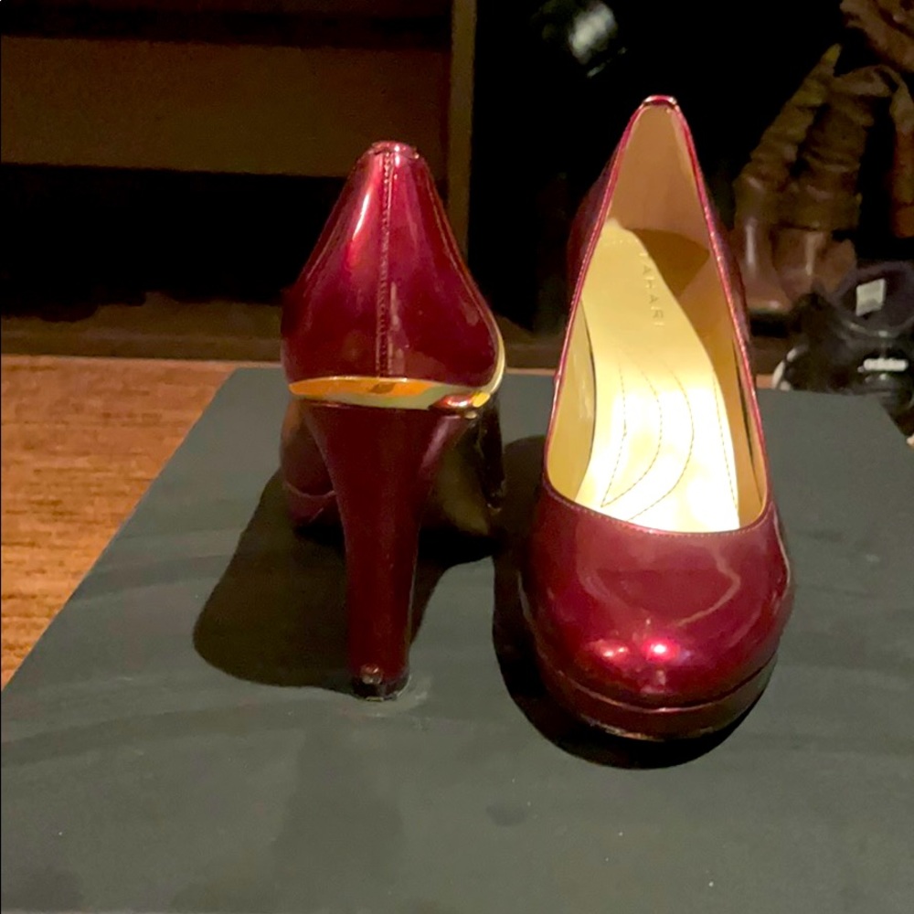Tahari wine colored patent leather pump